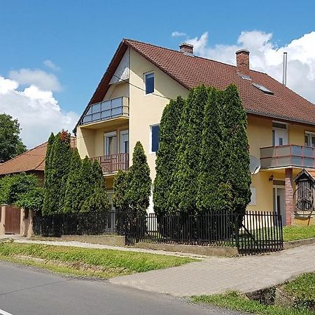 Appartamento Grosses Ferienhaus Plattensee Balaton - Nyaralo Haz 6 Szobaval, 5 Fuerdoszobaval, 3000 Nm Szolad Esterno foto