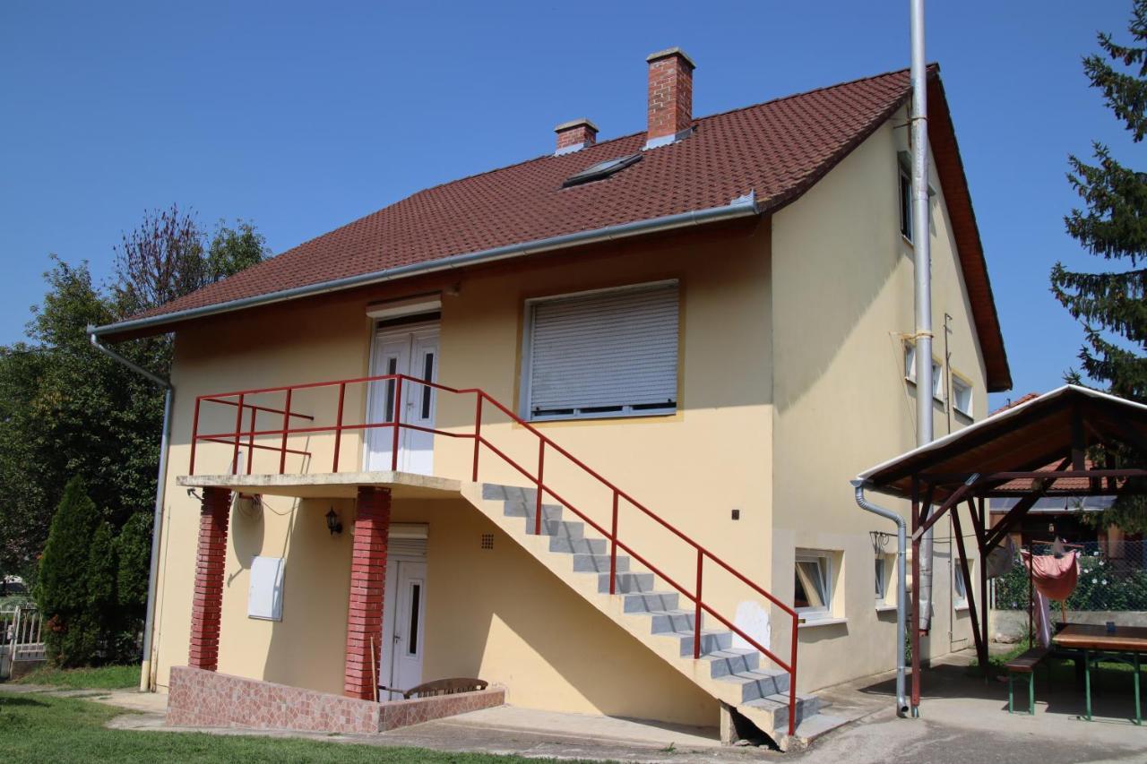 Appartamento Grosses Ferienhaus Plattensee Balaton - Nyaralo Haz 6 Szobaval, 5 Fuerdoszobaval, 3000 Nm Szolad Esterno foto