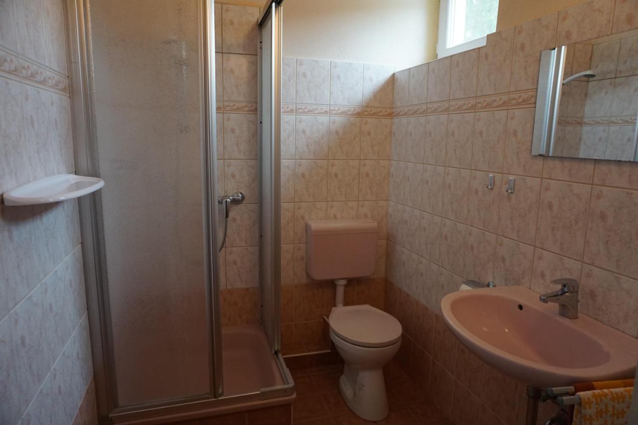 Appartamento Grosses Ferienhaus Plattensee Balaton - Nyaralo Haz 6 Szobaval, 5 Fuerdoszobaval, 3000 Nm Szolad Esterno foto