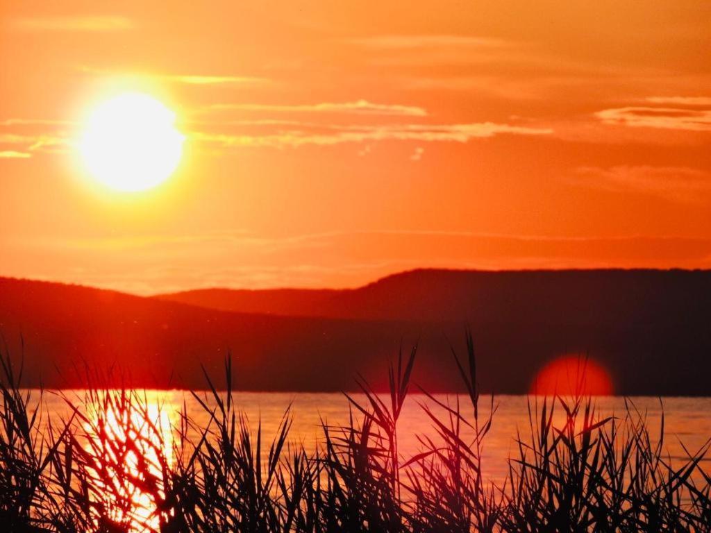 Appartamento Grosses Ferienhaus Plattensee Balaton - Nyaralo Haz 6 Szobaval, 5 Fuerdoszobaval, 3000 Nm Szolad Esterno foto