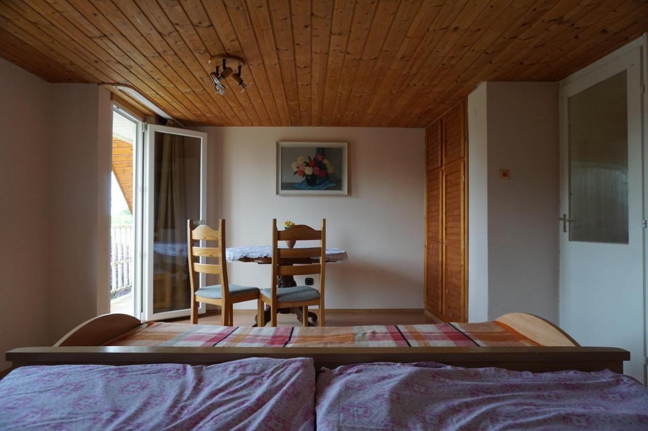 Appartamento Grosses Ferienhaus Plattensee Balaton - Nyaralo Haz 6 Szobaval, 5 Fuerdoszobaval, 3000 Nm Szolad Esterno foto