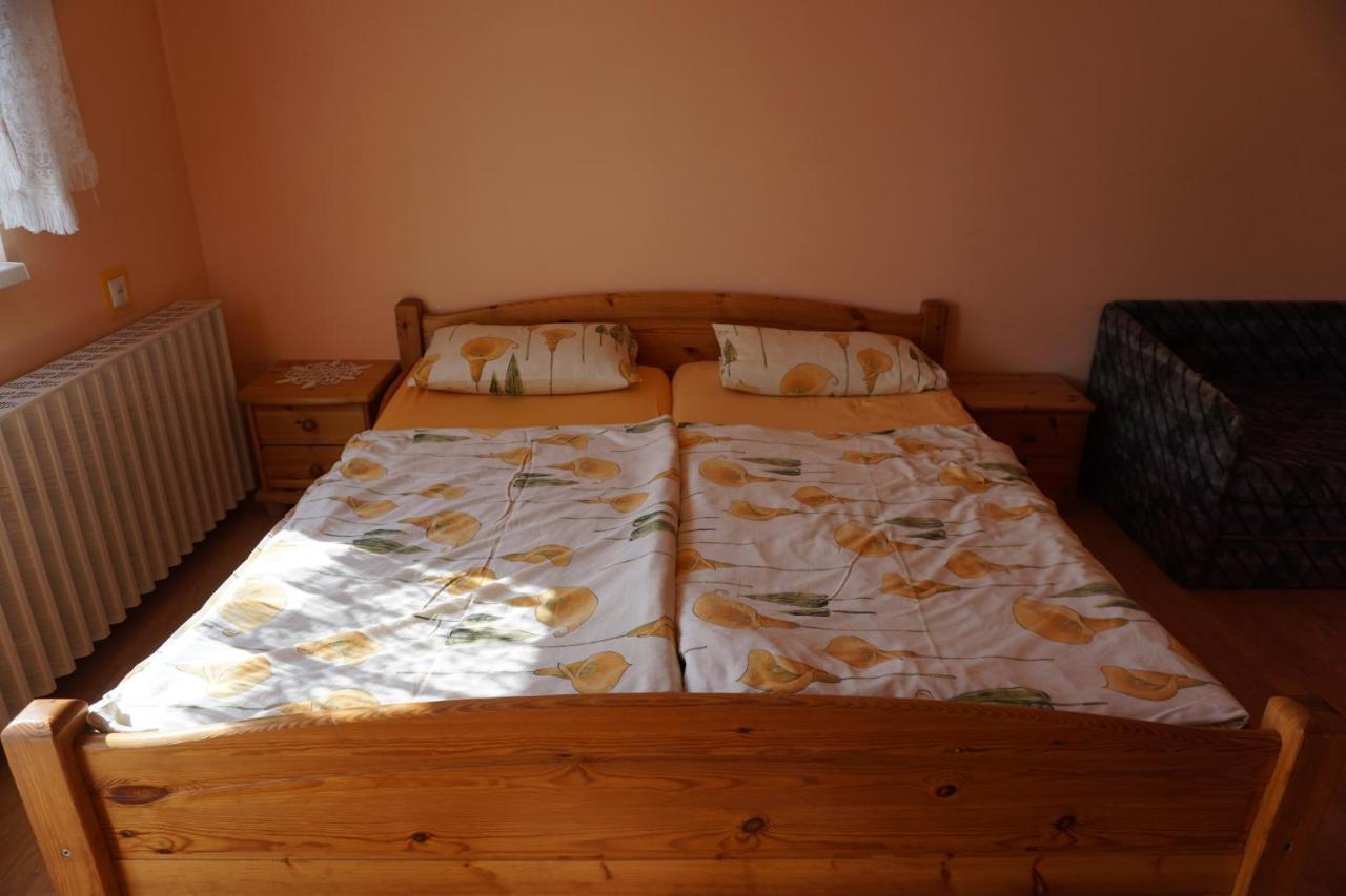 Appartamento Grosses Ferienhaus Plattensee Balaton - Nyaralo Haz 6 Szobaval, 5 Fuerdoszobaval, 3000 Nm Szolad Esterno foto