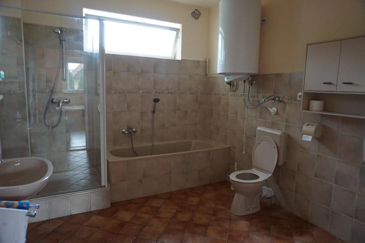 Appartamento Grosses Ferienhaus Plattensee Balaton - Nyaralo Haz 6 Szobaval, 5 Fuerdoszobaval, 3000 Nm Szolad Esterno foto
