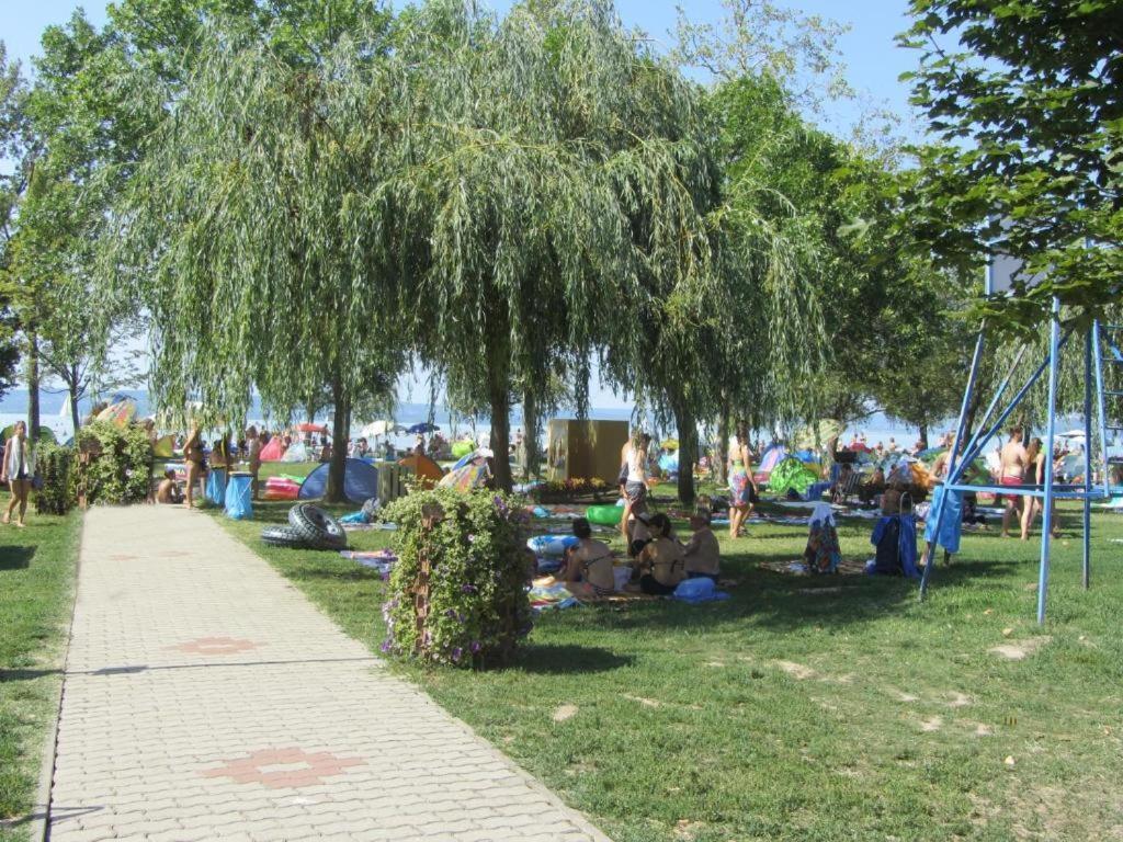 Appartamento Grosses Ferienhaus Plattensee Balaton - Nyaralo Haz 6 Szobaval, 5 Fuerdoszobaval, 3000 Nm Szolad Esterno foto