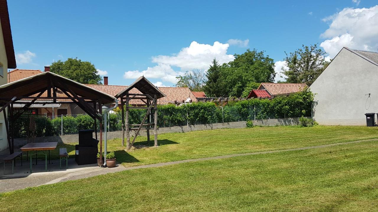 Appartamento Grosses Ferienhaus Plattensee Balaton - Nyaralo Haz 6 Szobaval, 5 Fuerdoszobaval, 3000 Nm Szolad Esterno foto