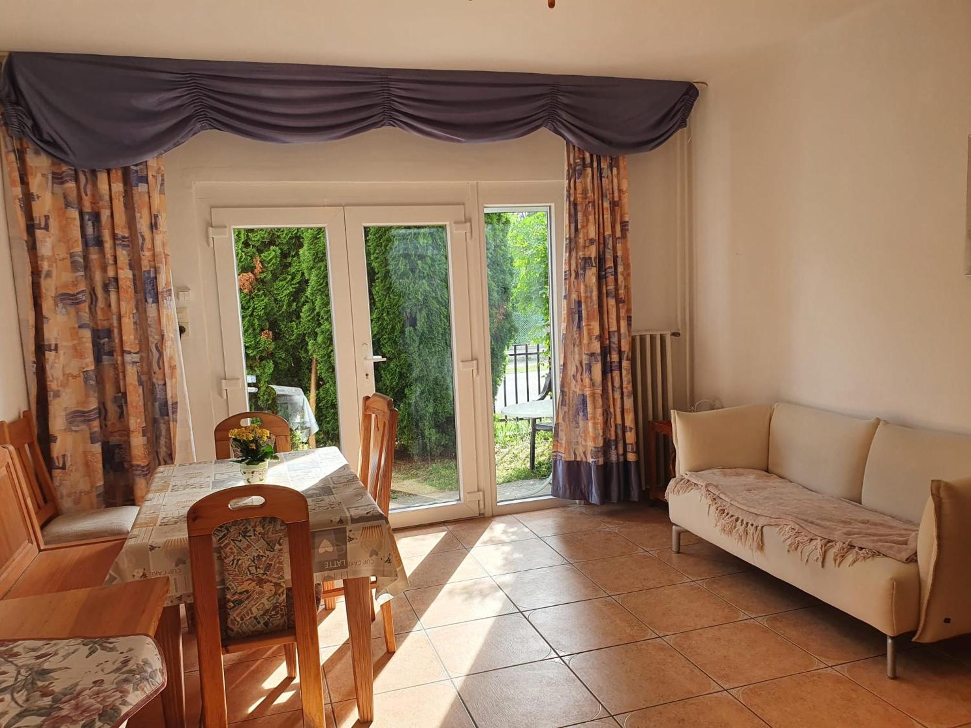 Appartamento Grosses Ferienhaus Plattensee Balaton - Nyaralo Haz 6 Szobaval, 5 Fuerdoszobaval, 3000 Nm Szolad Esterno foto