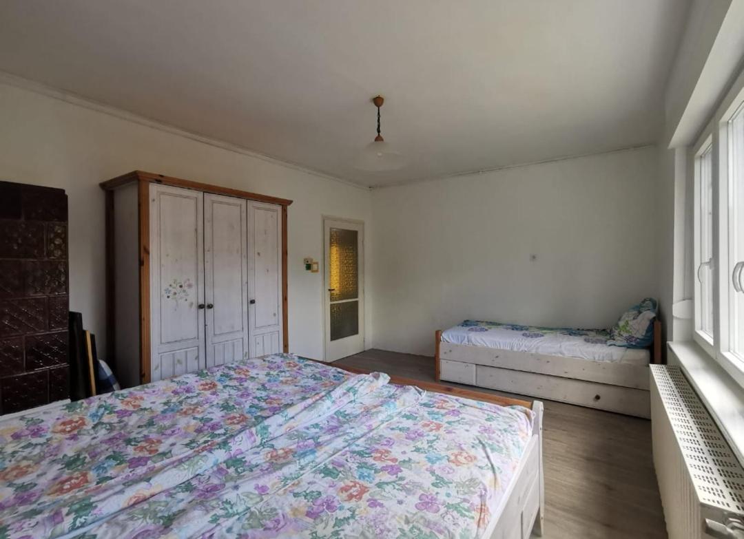 Appartamento Grosses Ferienhaus Plattensee Balaton - Nyaralo Haz 6 Szobaval, 5 Fuerdoszobaval, 3000 Nm Szolad Esterno foto