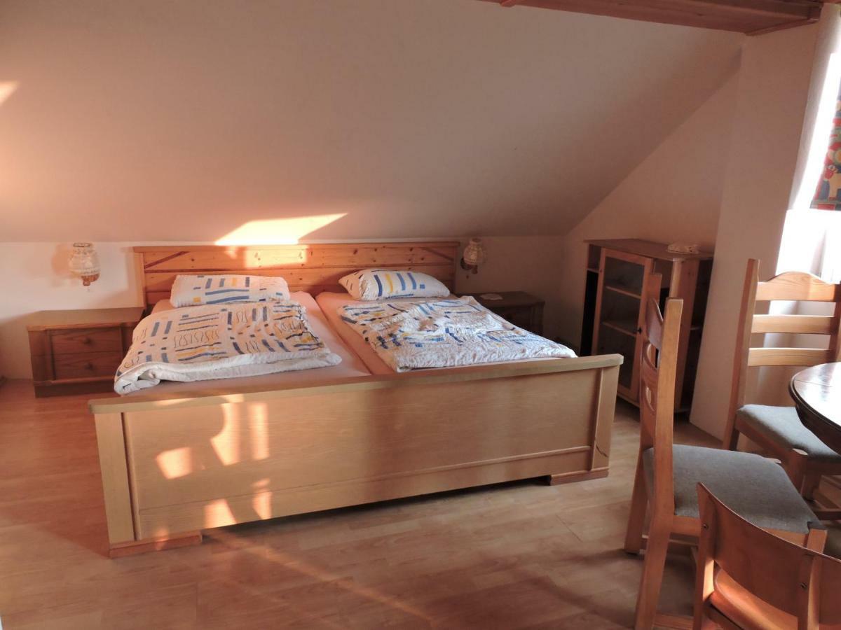 Appartamento Grosses Ferienhaus Plattensee Balaton - Nyaralo Haz 6 Szobaval, 5 Fuerdoszobaval, 3000 Nm Szolad Esterno foto